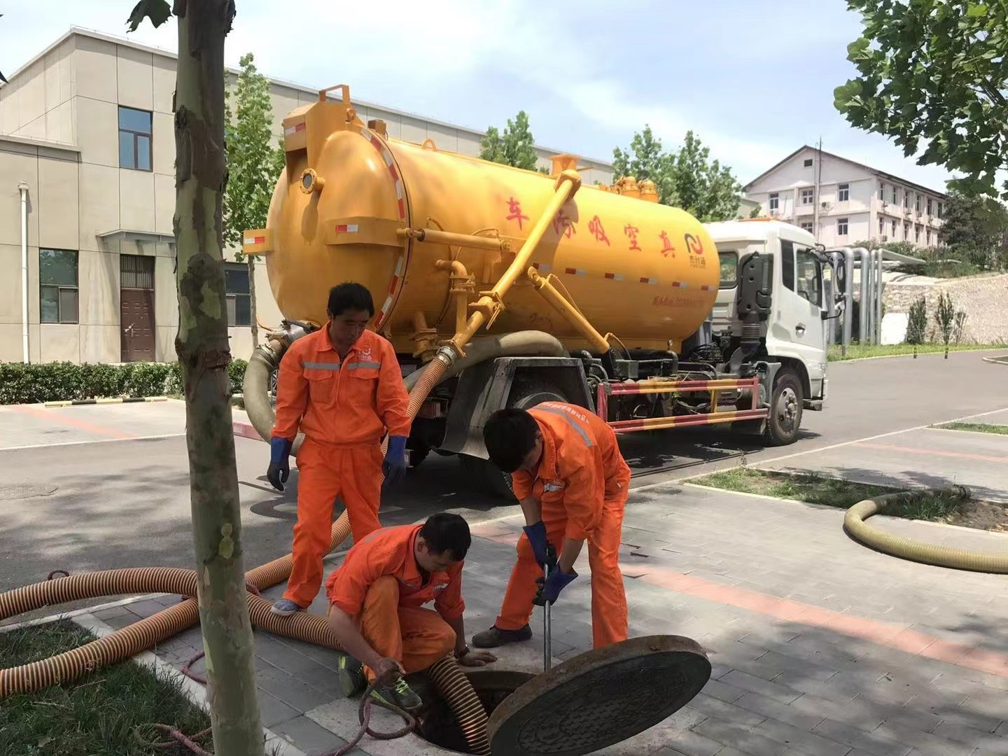 阜城管道疏通车停在窨井附近