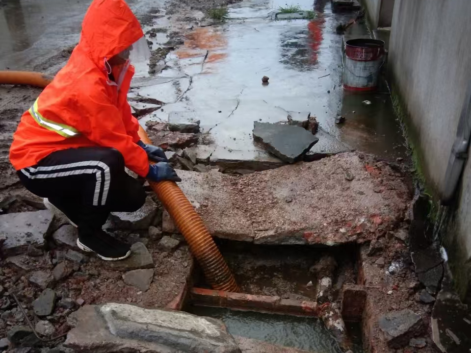 阜城专业清理污水池 炜誉市政以规范流程守护城市 “肠道”